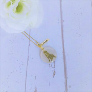 Home 28 Lindo Colar Labrador da nossa coleção Pet raças com pingente perolado e plaquinha com a raça em uma delicada corrente tipo Ouro 18k.