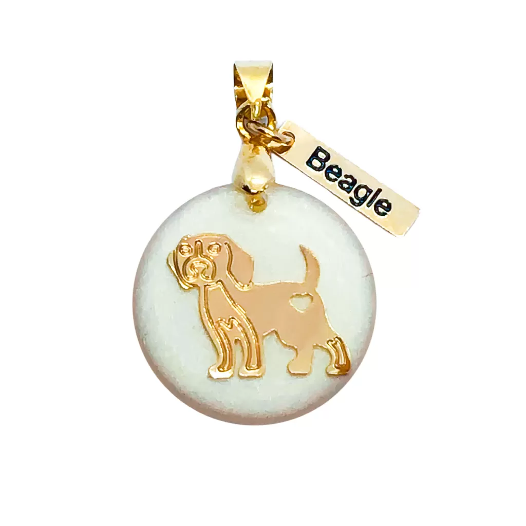 Pingente Beagle Madrepérola banhado a Ouro 1 Pingente Beagle Madrepérola Semijoia Folheada Ouro 18k