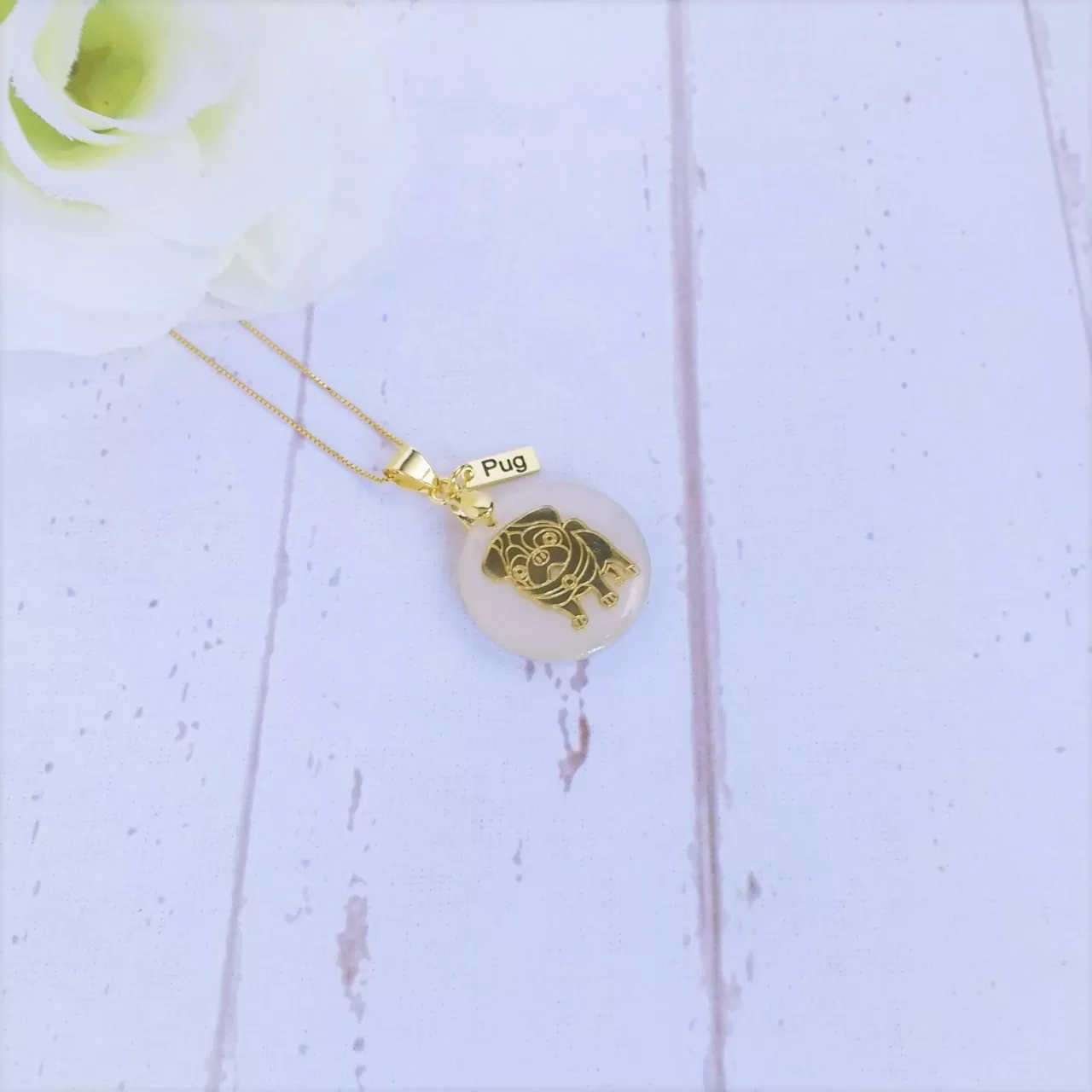 Pingente Pug Madrepérola banhado a Ouro 3 Colar Pug com fundo