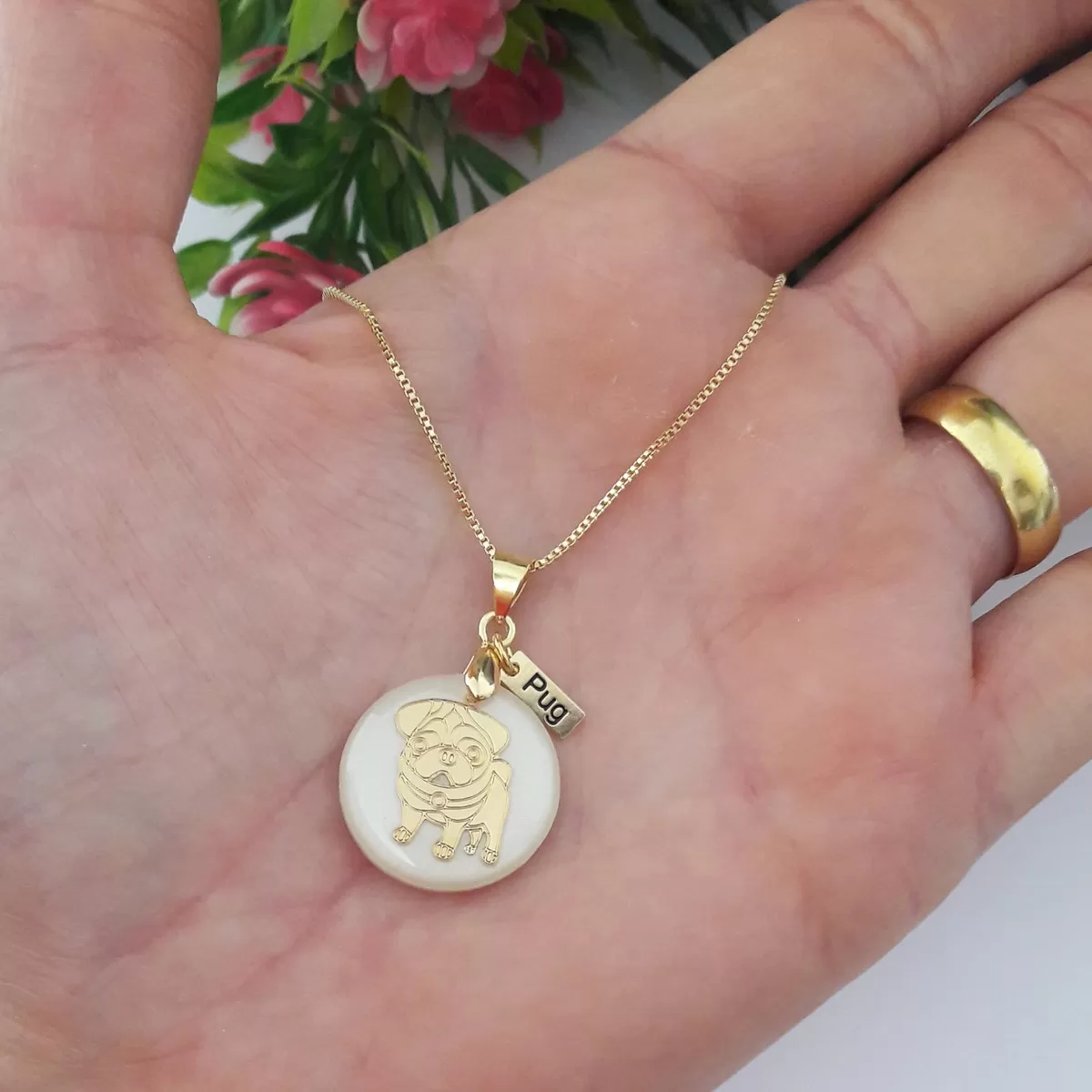 Pingente Pug Madrepérola banhado a Ouro 2 Colar Pug na mão